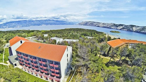San Marino Resort - Hotel Lopar - Oddih na Rabu za velike družine, Lopar, Rab, Hrvaška - 347 EUR - 2x nočitev v "junior suite za 2+3" za do 5 odraslih oseb, Namestitev v Lopar Family Hotelu