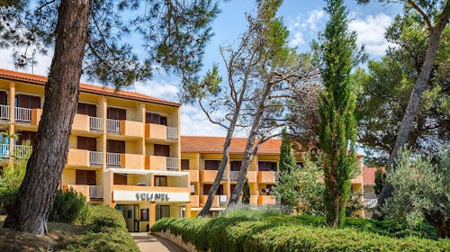 San Marino Resort - Hotel Veli Mel - Oddih na Rabu, Lopar, Rab, Hrvaška - 229 EUR - 2x nočitev v "sobi 2+1" za 2 osebi (1 otrok do 13,99 let brezplačno), Namestitev v Veli Mel Hotelu