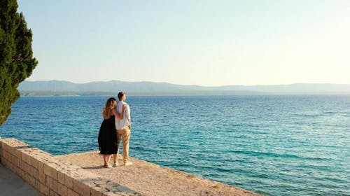 Bluesun Holiday Village Bonaca - Pozdrav poletju s polnim penzionom na Bolu, Bol, otok Brač, Dalmacija, Hrvaška - 440 EUR - 2x nočitev v Superior dvoposteljni sobi z balkonom (morska stran) za 2 osebi (1 otrok do 13,99 let in 1 otrok do 2,99 let brezplačno), Polni penzion