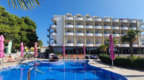 Hotel Miramare Vodice - Družinski oddih v Dalmaciji z uporabo bazenov, Vodice, Dalmacija, Hrvaška - 229 EUR - 2x nočitev v dvoposteljni sobi z balkonom pogled park za 2 osebi (1 otrok do 11,99 let in 1 otrok do 4,99 let brezplačno), Polpenzion