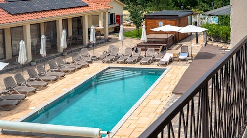 VSG Resort - Pomladni oddih na Krku z uporabo bazena, savne in jacuzzija, Klimno, Krk, Hrvaška - 207 EUR - 3x nočitev v enosobnem apartmaju (2+2) z zasebno teraso za 2 osebi, Uporaba novega notranjega ogrevanega bazena, savne in zunanjega jacuzzija (ob predhodni rezervaciji)