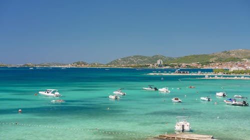 Hotel Duje - 1. maj in pomlad tik ob morju, Vodice, Dalmacija, Hrvaška - 259 EUR - 2x nočitev v Superior dvoposteljni sobi z balkonom in pogledom na morje ali Družinski sobi brez pogleda na morje za 2 osebi (1 otrok do 3. leta in 1 otrok do 13. leta brezplačno), Polpenzion
