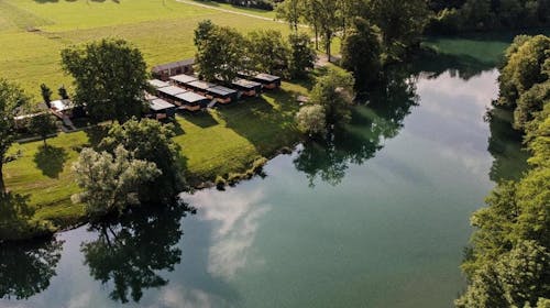 Magnolia House by the river - Last minute oddih ob reki Kolpi - Mobilna hiška XL, Gradac, Slovenija - 428 EUR - 3x nočitev v opremljenih mobilnih hiškah "Magnolia XL" za do 7 oseb (6 odraslih oseb in 1 otrok do 15,99 let), Posteljnina in brisače