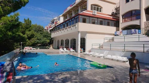 Hotel Zagreb Karlobag - All inclusive light poletje - Soba z balkonom , Karlobag, Hrvaška - 707 EUR - 7x nočitev v dvoposteljni sobi z balkonom za 2 osebi (1. otrok do 11,99 let in 2. otrok do dopolnjenega 1. leta starosti brezplačno), All inclusive light