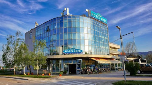 Hotel Krek - Družinski oddih, Lesce, Slovenija - 219 EUR - 3x nočitev v dvoposteljni sobi z balkonom za 2 osebi (2 otroka do 11,99 let brezplačno), Zajtrk