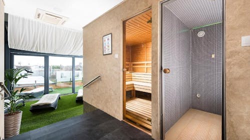 Bo33 Hotel Family & Suites - Wellness oddih v Budimpešti, Budimpešta, Madžarska - 194 EUR - 2x nočitev v Superior dvoposteljni sobi za 2 osebi (1 otrok do 8. leta biva brezplačno), Bogat zajtrk in penino