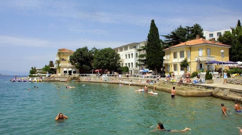 Hoteli Omišalj - Depandansa Primorka - Začetek in konec poletja na Krku, Omišalj, otok Krk, Hrvaška - 258 EUR - 3x nočitev v dvoposteljni sobi za 2 osebi (1. otrok do 7,99 let brezplačno), Polpenzion (samopostrežna zajtrk in večerja z vključeno brezalkoholno pijačo)