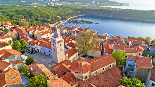 Hoteli Omišalj - Hotel Adriatic - Poletje na Krku, Omišalj, otok Krk, Hrvaška - 590 EUR - 5x nočitev v dvoposteljni sobi za 2 osebi (1. otrok do 7,99 let brezplačno), Polpenzion (samopostrežna zajtrk in večerja z vključeno brezalkoholno pijačo)