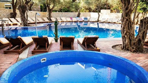 Vile Oliva Petrovac - Začetek poletja v dvoje, Petrovac na Moru, Črna gora - 479 EUR - 3x nočitev v Standard dvoposteljni sobi v vilah (1 zakonska postelja) za 2 osebi, All inclusive