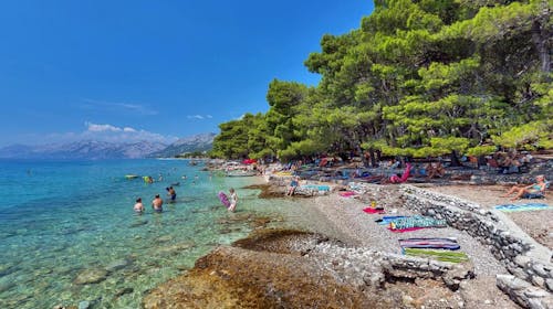 Alemaris Resort - Poletje v prenovljenem hotelu za velike družine, Baška Voda, Makarska rivijera, Hrvaška - 3689 EUR - 7x nočitev v Standard družinski sobi z balkonom na morski strani (2 povezani sobi) za 4 osebe (2 otroka do 11,99 let brezplačno), Polpenzion (samopostrežni zajtrk in večerja)