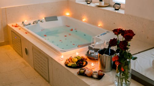 Rimske terme / Adults Only - Hotel Rimski dvor Superior - VIP paket luksuznega razvajanja z romantično kopeljo, Rimske Terme, Slovenija - 690 EUR - 3x nočitev v dvoposteljni sobi v hotelu Rimski dvor za 2 osebi, Polpenzion