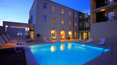 Hotel Lipa - Oddih na Braču, Postira, Hrvaška - 270 EUR - 2x nočitev v Deluxe dvoposteljni sobi z balkonom in pogledom na morje za 2 osebi, 2x zajtrk