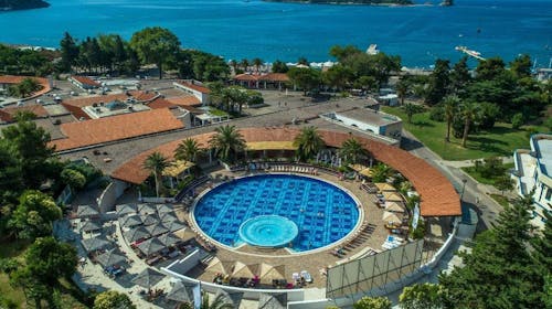 Hotel Slovenska plaža - Poletje v Budvi, Budva, Črna gora - 504 EUR - 3x nočitev v Standard dvoposteljni sobi z balkonom za 2 osebi, Polpenzion (samopostrežni zajtrk in večerja)