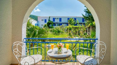 Hotel Slovenska plaža - Poletje v Budvi, Budva, Črna gora - 732 EUR - 3x nočitev v Standard dvoposteljni sobi z dodatnim ležiščem in balkonom za 3 osebe, Polpenzion (samopostrežni zajtrk in večerja)