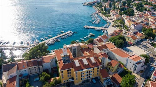 Hotel Selce - Poletne počitnice tik ob obali, Selce, Hrvaška - 1153 EUR - 7x nočitev v dvoposteljni sobi v mansardi za 2 osebi (1 otrok do 6,99 let brezplačno), Polpenzion