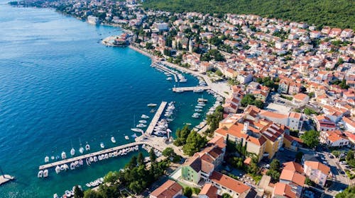 Hotel Selce - Majski oddih tik ob obali, Selce, Hrvaška - 206 EUR - 2x nočitev v dvoposteljni sobi v mansardi za 2 osebi (1 otrok do 6,99 let brezplačno), Polpenzion