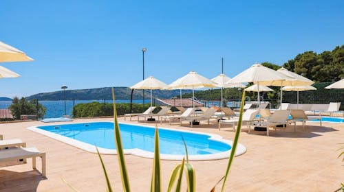Apartmaji Medena - Pomlad in 1. maj s polpenzionom v čudovitem Trogirju, Donji Seget, Trogir, Dalmacija, Hrvaška - 402 EUR - 3x nočitev v Superior seaside apartmaju A (2+1) za 2 odrasli osebi (1 otrok do 11,99 let brezplačno), Polpenzion