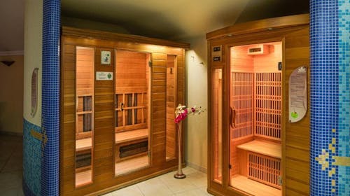 Kristály Hotel Keszthely - Romantični wellness oddih med prazniki, Keszthely, Madžarska - 354 EUR - 2x nočitev v Deluxe sobi za 2 osebi, Polpenzion