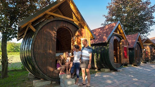 Glamping Vinska vas - Glamping v vinskem sodu in kopanje v Termalnem parku med vikendom, Ptuj, Slovenija - 198 EUR - 2x nočitev v vinskem sodu za 2 osebi, Polpenzion (samopostrežni zajtrk in večerja v restavraciji Zila)