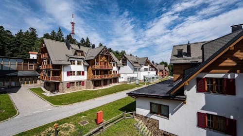 Forest Apartments Videc - Poletni wellness oddih na Pohorju med tednom za 6 oseb, Pohorje, Slovenija - 259 EUR - 2x nočitev v enosobnem apartmaju z balkonom ali teraso za 6 oseb, Neomejeno uporabo WellNest notranjega bazena od 12. do 20. ure