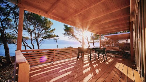Mobilne hiške Bunja Boutique Camping - Pomlad in 1. maj na Braču, Supetar, otok Brač, Dalmacija, Hrvaška - 230 EUR - 4x nočitev v Premium mobilni hiški (4+2) za do 6 oseb (4 odrasle osebe in 2 otroka do 11,99 let), Uporaba posteljnine in brisač