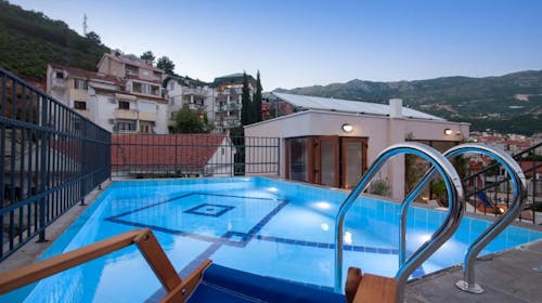 Hotel Twelve by Aycon - Družinsko poletje, Budva, Črna gora - 536 EUR - 3x nočitev v dvoposteljni Standard sobi (z dodatnim ležiščem) za 2 osebi (1 otrok do 11,99 let brezplačno), Zajtrk
