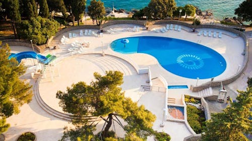 Hotel Resort Dražica - Majski oddih na Krku, Krk, otok Krk, Hrvaška - 208 EUR - 2x nočitev v dvoposteljni sobi za 2 osebi (1. otrok do 9,99 let brezplačno), Polpenzion