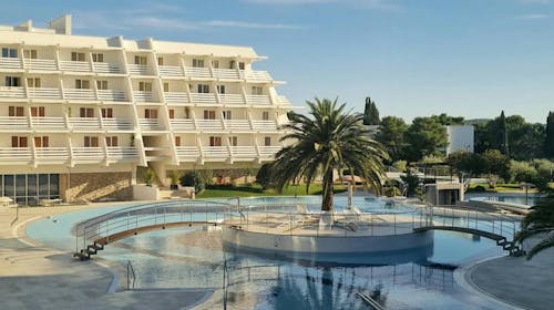 Hotel Olympia - Ekskluzivna družinska ponudba za maj in junij, Vodice, Dalmacija, Hrvaška - 344 EUR - 2x nočitev v dvoposteljni Classic sobi (pogled park, balkon) za 2 osebi (1 otrok do 12,99 let brezplačno), Polpenzion