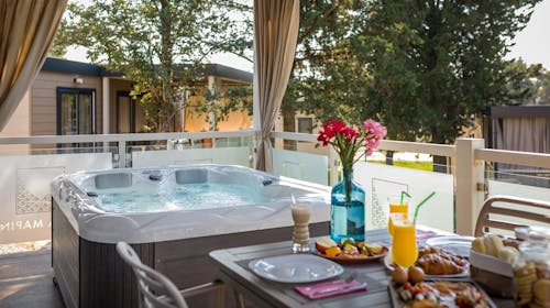 Santa Marina Camping - First minute poletni družinski oddih v mobilnih hiškah z zasebnim jacuzzijem, Poreč, Istra, Hrvaška - 1365 EUR - 7x nočitev v Premium Relax mobilni hiški za 4 odrasle osebe (2 otroka do 11,99 let brezplačno), Posteljnina in brisače