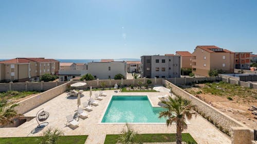 Chateau Dabo Luxury Pool Apartments - Oddih na Pagu, Novalja, Hrvaška - 342 EUR - 3x nočitev v dvosobnem apartmaju (4+2) za 6 oseb, Uporaba zunanjega bazena (glede na vremenske razmere)