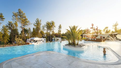 Santa Marina Boutique Camping - Premium glamping, Poreč, Istra, Hrvaška - 270 EUR - 3x nočitev v premium glamping šotoru z 2 spalnicama za do 5 oseb (4 odrasle osebe in 1 otrok do 11,99 let), Posteljnina in brisače