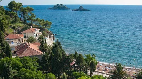 Hotel Rivijera - Začetek in konec poletja v Petrovcu, Petrovac, Črna gora - 325 EUR - 3x nočitev v dvoposteljni Standard sobi za 2 osebi (1 otrok do 11,99 let brezplačno), Polpenzion