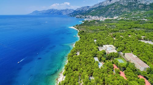 Alemaris Resort - Pomlad in jesen v prenovljenem hotelu za velike družine, Baška Voda, Makarska rivijera, Hrvaška - 463 EUR - 3x nočitev v Standard družinski sobi z balkonom na morski strani (2 povezani sobi) za 4 osebe (2 otroka do 11,99 let brezplačno), Polpenzion (samopostrežni zajtrk in večerja)