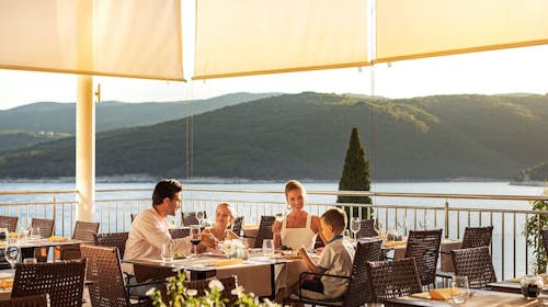 Valamar Sanfior Hotel - Družinska pomlad v Rabcu, Rabac, Istra, Hrvaška - 423 EUR - 2x nočitev v sobi „Room for 2+1 Seaside“ za 2 osebi (1 otrok do 11,99 let brezplačno), Polpenzion z vključeno brezalkoholno negazirano pijačo iz avtomata ob obrokih