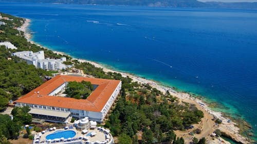 Valamar Sanfior Hotel - Družinski začetek poletja v Rabcu, Rabac, Istra, Hrvaška - 439 EUR - 2x nočitev v sobi „Junior suite“ za 2 osebi (2 otroka do 11,99 let brezplačno), Polpenzion z vključeno brezalkoholno negazirano pijačo iz avtomata ob obrokih
