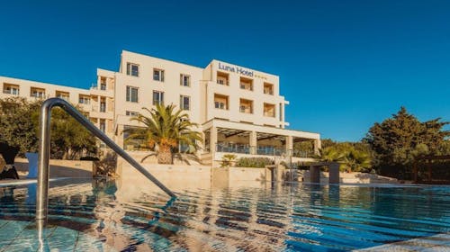 La Luna Island Hotel - All inclusive oddih za velike družine na Pagu z vključeno masažo - Posebna akcija, Lun, otok Pag, Hrvaška - 329 EUR - 2x nočitev v Standard družinski sobi (pogled park) za 2 osebi (2 otroka do 11,99 let in 1 otrok do 4,99 let brezplačno), All inclusive