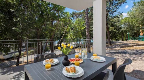 Holiday Homes Oštro Kraljevica - Junijska morska idila v srcu narave, Kraljevica, Hrvaška - 298 EUR - 2x nočitev v dvonadstropni hiši (z dvema spalnicama in s kavčom) za do 5 oseb, Steklenica penečega vina ob prihodu