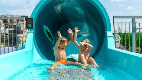 Aquapark Aquacolors - Celodnevna vstopnica za otroke - Julij in avgust, Poreč, Istra, Hrvaška - 29 EUR - 1x celodnevna vstopnica za osebe od 100 cm do 120 cm, Uporaba atrakcij in bazena vodnega parka Aquacolors