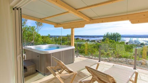 Holiday homes Kanajt - Wellness razvajanje na Krku - Holiday Homes Deluxe z jacuzzijem, Punat, otok Krk, Hrvaška - 265 EUR - 1x nočitev v Holiday Homes Deluxe (4+2) z jacuzzijem za 4 osebe, Bogat samopostrežni zajtrk