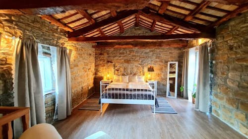 Casa Villanova Romance - Oddih v avtohtoni kamniti hiši z zunanjim jacuzijem, Sečovlje, Slovenija - 230 EUR - 3x nočitev v tipični istrski hiški Casa Villanova Romance za 2 osebi, Neomejena uporaba zunanjega wellnessa (jacuzzi)