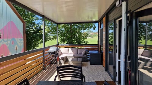 Magnolia House by the river - Last minute oddih ob reki Kolpi - Mobilna hiška Magnolia, Gradac, Slovenija - 360 EUR - 3x nočitev v opremljenih mobilnih hiškah "Magnolia" za do 6 oseb (4 odrasle osebe in 2 otroka do 15,99 let ali 5 odraslih oseb), Posteljnina in brisače