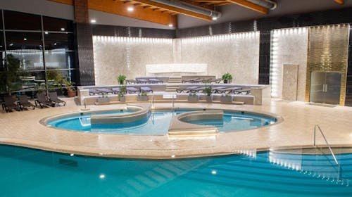 Hotel Azúr - Oddih v Superior družinski sobi, Siofok, Madžarska - 512 EUR - 3x nočitev v Superior družinski sobi za 2 osebi (2 otroka do 13,99 let brezplačno), Polpenzion