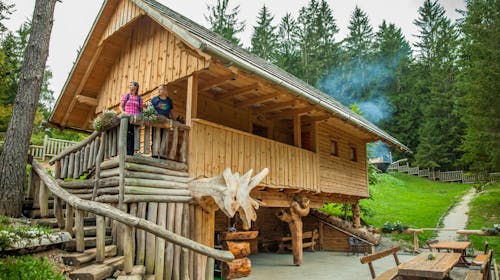 Glamping Lake Bloke - Družinski oddih v Krpanovi sobi, Nova vas, Slovenija - 133 EUR - 1x nočitev v unikatni Krpanovi sobi iz masivnega lesa za 4 osebe, Zajtrk