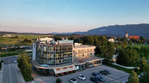 Hotel Krek - Družinski oddih, Lesce, Slovenija - 149 EUR - 2x nočitev v dvoposteljni sobi z balkonom za 2 osebi (2 otroka do 11,99 let brezplačno), Zajtrk