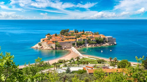 Poletni oddih v Budvi z letalom, Budva, Črna gora - 1049 EUR - 7x nočitev v apartmaju ali hotelu za 2 odrasle osebe, Zajtrk