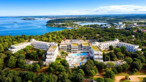 Hotel Delfin Plava Laguna - Poletje v Poreču, Poreč, Istra, Hrvaška - 469 EUR - 5x nočitev v Economy dvoposteljni sobi z dodatnim ležiščem za 2 osebi (1 otrok do 11,99 let brezplačno), Polpenzion