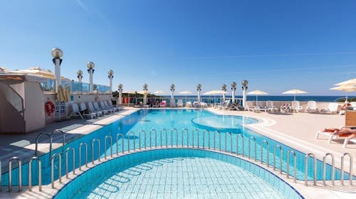 Hotel Gran Vista Plava Laguna - Poletje v Poreču, Poreč, Istra, Hrvaška - 669 EUR - 5x nočitev v dvoposteljni Economy sobi z dodatnim ležiščem za 2 osebi (1. otrok do 11,99 let in 2. otrok do 4,99 let brezplačno), Polpenzion in pijača ob večerji