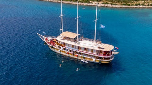 8-dnevno križarjenje po severnem Jadranu - Odhod iz Reke, Reka, Hrvaška - 649 EUR - 8-dnevno križarjenje z ladjo po ruti R1: Reka - otok Krk - otok Rab - Zadar - Nacionalni park Kornati - Zadarski arhipelag - otok Lošinj - otok Cres - Rijeka, 7x nočitev v dvoposteljni kabini (klima, kopalnica) na ladji kategorije Comfort Plus - Sveti Vid, Kazimir ali Planka za 1 osebo