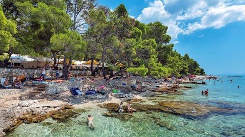 Alemaris Resort - Poletje v prenovljenem hotelu za velike družine, Baška Voda, Makarska rivijera, Hrvaška - 2639 EUR - 5x nočitev v Standard družinski sobi z balkonom na morski strani (2 povezani sobi) za 4 osebe (2 otroka do 11,99 let brezplačno), Polpenzion (samopostrežni zajtrk in večerja)
