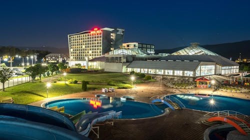 Hotel Hills Spa & Thermal Resort - Družinski termalni paket in otroška zabava v Kinderlandu s polnim penzionom, Sarajevo, Bosna in Hercegovina - 603 EUR - 3x nočitev v dvoposteljni Deluxe sobi za 2 osebi (1 otrok do 6 let in 1 otrok do 12 let brezplačno), Polni penzion